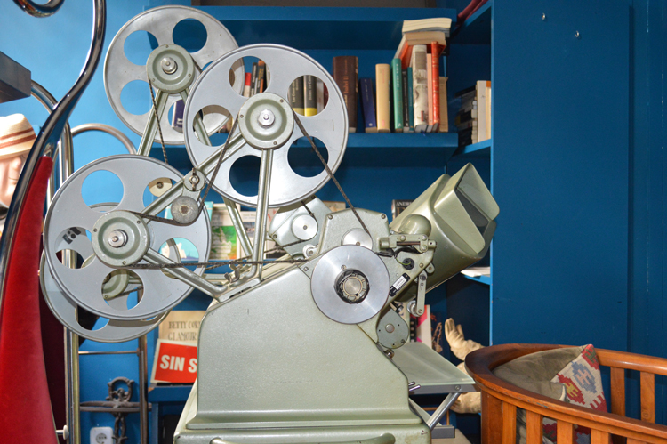 Más que libros, también se ven antiguos aparatos de cine por todo el local, como esta cámara | Benjamin Easton