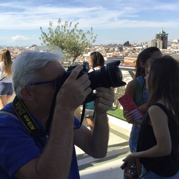 Denis Doyle tomando una fotografia durante su Workshops en nuestro Travel Journalism & Photography Internship Seminar in Madrid 2017 | ROOSTERGNN Academy