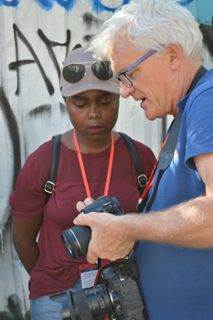 Denis Doyle junto a Grace Mwende (Class 2017) durante su Workshops de nuestro Travel Journalism & Photography Internship Seminar in Madrid 2017 | ROOSTERGNN Academy