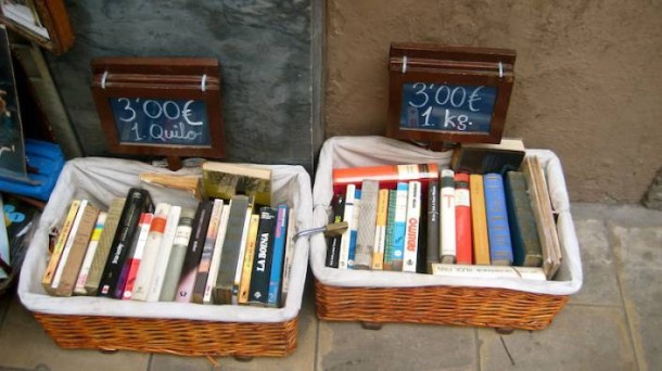 Books sold by the kilo in Barcelona | ROOSTERGNN