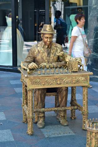 Chess entertainer in Madrid