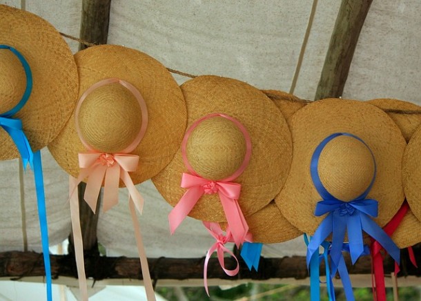 An array of Easter bonnets | via Pixabay
