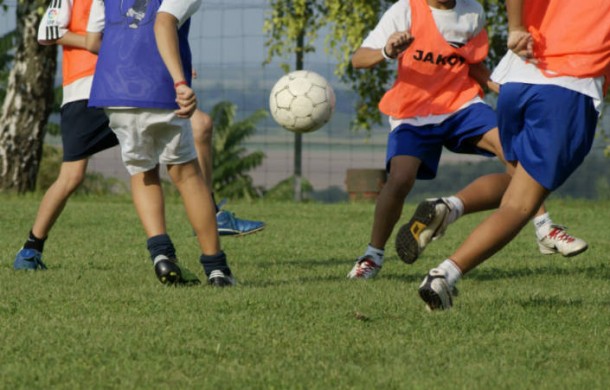 Niños jugando al fútbol | Karpati Gabor