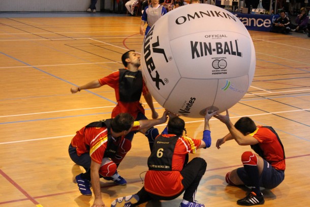  Jugadores de Kin-Ball junto a la pelota representativa de este deporte | vía AndaluciaKinball