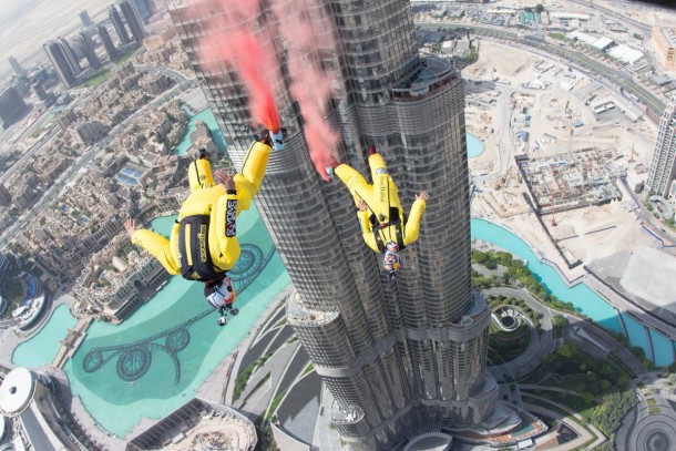 Body jumping from the Burj Khalifa building in Dubai | vía Redbull