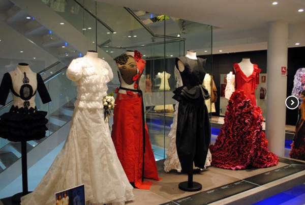 Mollerussa Paper Dresses| Museum Vestits de Paper Mollerussa