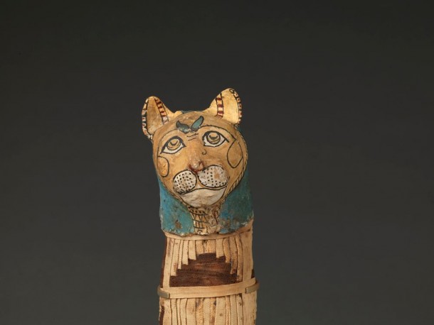 Cat mummy (664-332 a. de C.) | Louvre Museum, Dist. RMN-GP/Christian Décamps