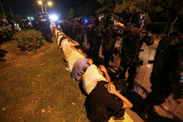 Detenidos mexicanos esperando órdenes policiales | Javier Verdín via LaJornada  (http://www.jornada.unam.mx/ultimas/2015/02/24/policia-federal-desaloja-maestros-en-acapulco)