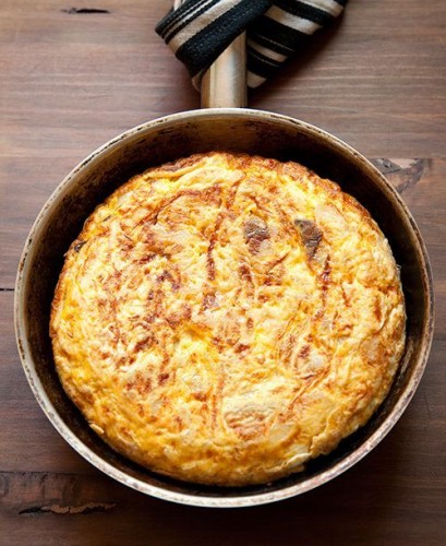 Tortilla de patatas en la sartén | vía Pinterest
