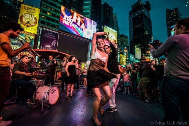Times Square swing dance (© Nina Galicheva) 