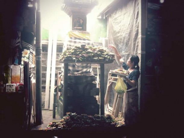 Experience the culture and the religion of the Balinese people in markets: A sight of a local merchant giving offerings 