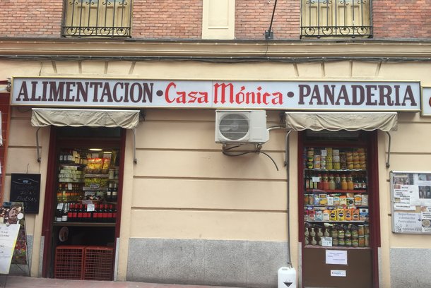 Shop inside Mercado de la Paz / Katie McEvinney