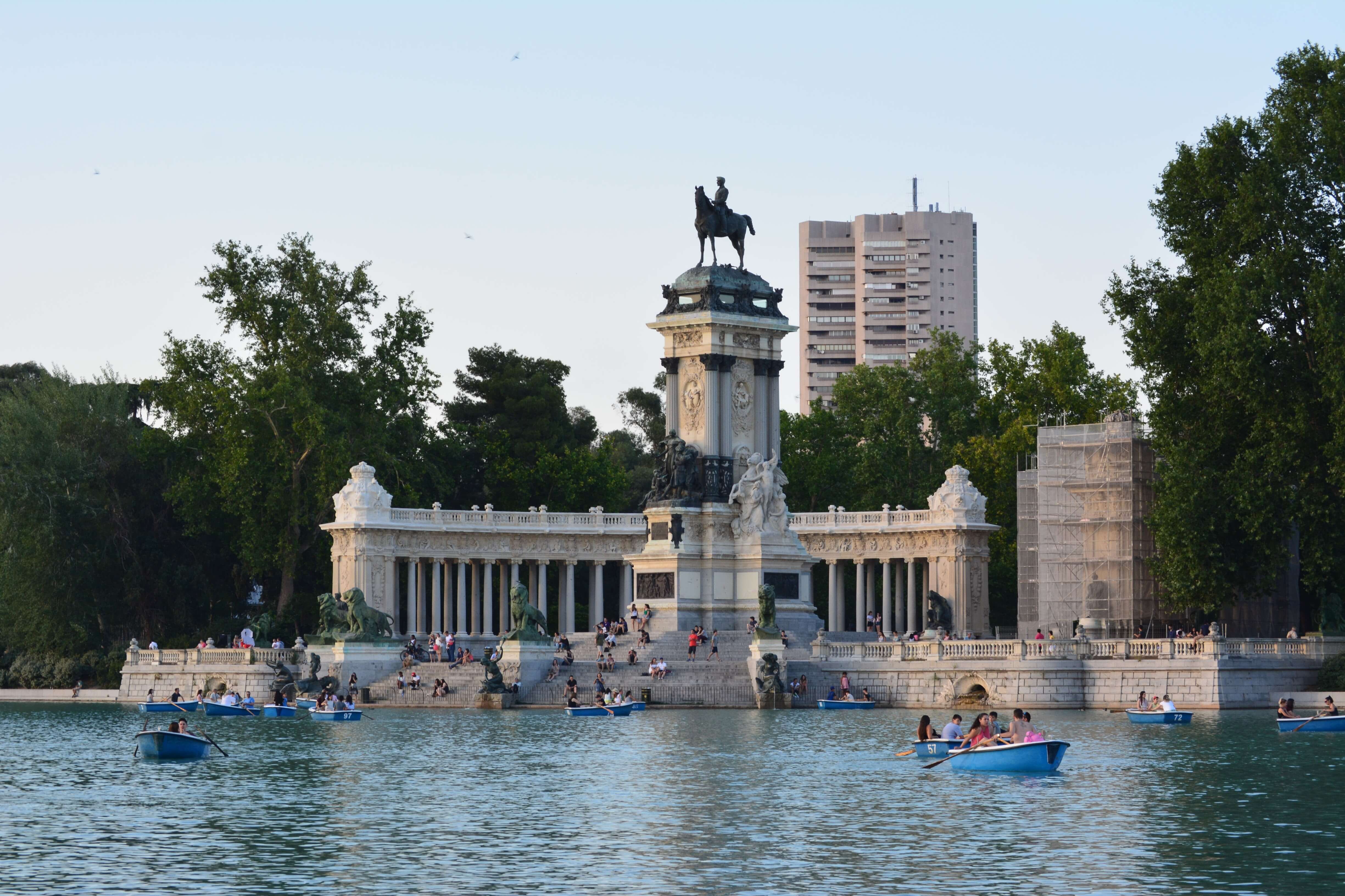 Boating at Retiro Park - where to rent a boat - Rent & Roll Madrid